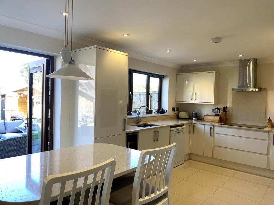 Stylish Contemporary Seaside Holiday Home With 5 Bedrooms, Sea View, Parking And Ev Point Herne Bay Buitenkant foto